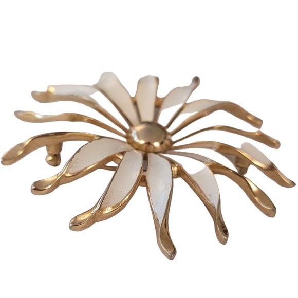 Trifari Crown Over T Gold Tone White Enamel Flower Petal Brooch Pin, Signed E460 - Picture 4 of 9